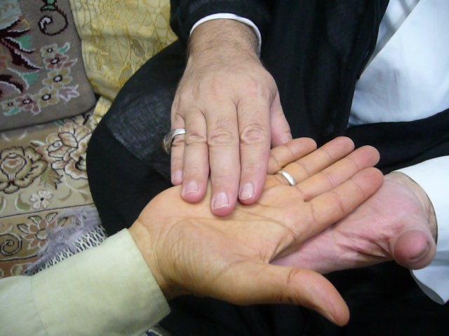 صورة أخذ اليد اليمنى لمن تروي له الحديث باليد اليسرى لك وتؤشر بيدك اليمنى على يده اليسرى 