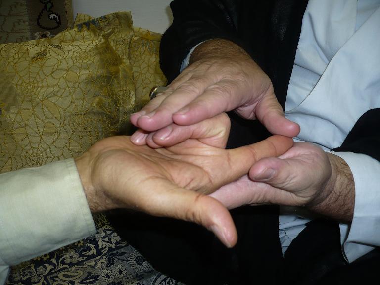 نطوي الأصبع الثالث الأوسط ونذكر الذكر الثالث للصلاة على النبي الأكرم كما هو أعلاه