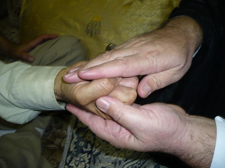 حين طي اصبع الأبهام من يده اليمنى نذكر : اللهم سلم على محمد وآل محمد ....